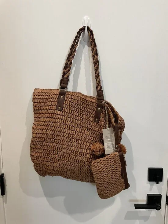 Tommy Bahama Mama Tote with interior pouch - Brand New with tags! - Retail $118 - Picture 2 of 7